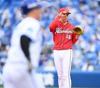 　２回、牧（手前）に先制２ランを許した森下（撮影・高石航平）