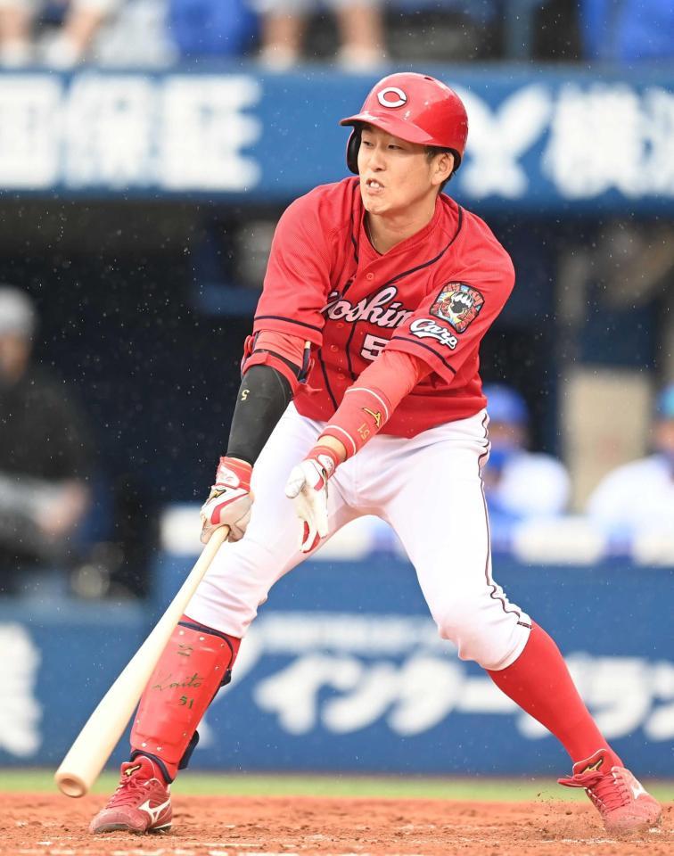 　３回、２４日から合わせて７打席連続となる右前打を放つ小園（撮影・高石航平）  