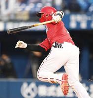 　９回、同点となる２点打を放つ鈴木誠（撮影・高石航平）