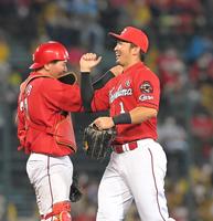 阪神に勝利し、会沢（左）と笑顔でタッチを交わす鈴木誠（撮影・高部洋祐）