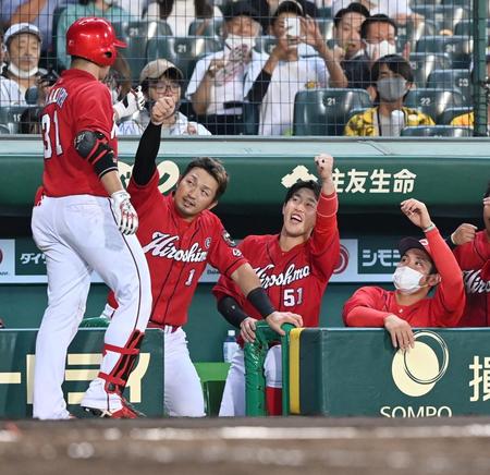 　４回、ソロを放った坂倉を迎える鈴木誠、小園ら（撮影・飯室逸平）