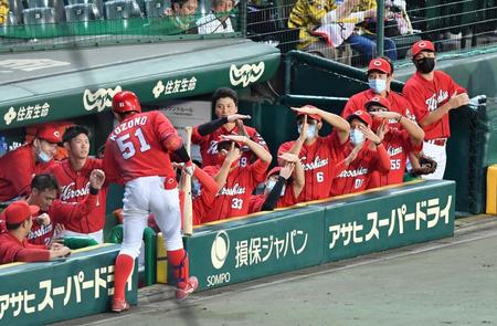 　３回、右越えにソロを放ちベンチ前でナインに出迎えられる小園（撮影・佐々木彰尚）