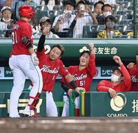 　４回、ソロを放った坂倉を迎える鈴木誠、小園ら（撮影・飯室逸平）