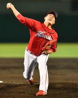 　阪神打線相手に力投する九里（撮影・佐々木彰尚）