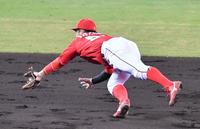 　４回、大山の打球に飛びつく小園。適時内野安打となる（撮影・佐々木彰尚）