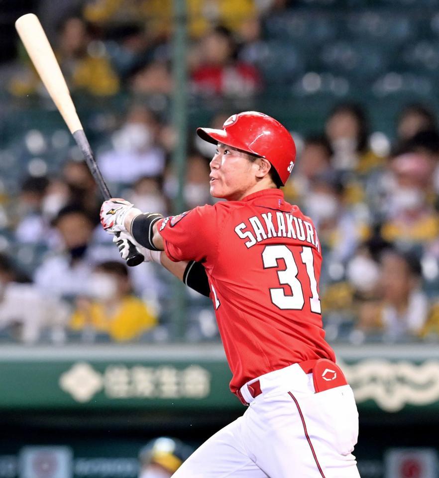 　４回、バックスクリーンへ飛び込むソロを放つ坂倉（撮影・立川洋一郎）