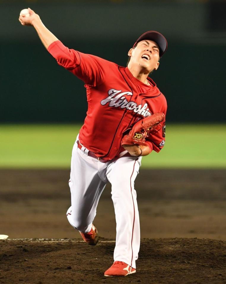 　阪神打線相手に力投する九里（撮影・佐々木彰尚）