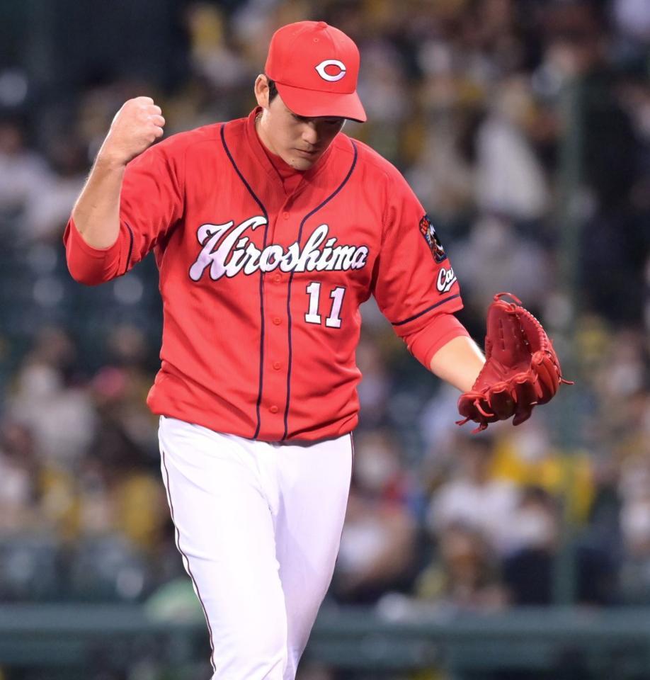 　４回、サンズを遊飛に打ち取って拳を握る九里（撮影・立川洋一郎）