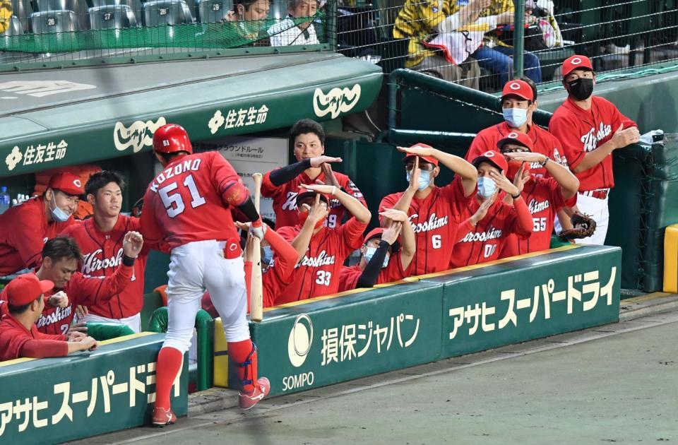 　３回、右越えにソロを放ちベンチ前でナインに出迎えられる小園（撮影・佐々木彰尚）