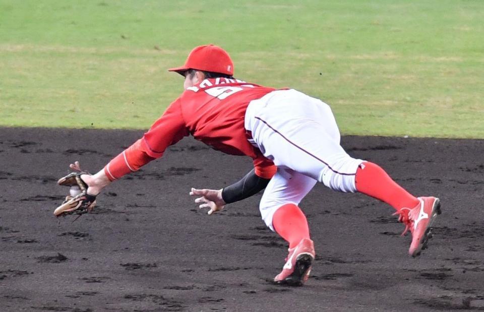 　４回、大山の打球に飛びつく小園。適時内野安打となる（撮影・佐々木彰尚）