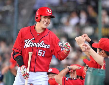 　３回、ソロを放って生還しナインの出迎えに笑顔で応える小園（撮影・立川洋一郎）