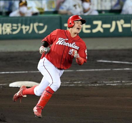 　８回、小園は右中間にソロを放つ（撮影・山口登）