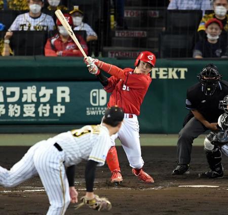 　８回、小園は右中間にソロを放つ（撮影・山口登）