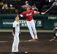 　２回、西勇は鈴木誠にソロを許す（撮影・山口登）