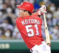 　８回、右中間スタンドへ勝ち越しソロを放つ小園（撮影・立川洋一郎）