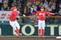 　９回、梅野の打球を好捕し、素早く一塁へ送球してアウトを奪う遊撃手・小園。右は菊池涼（撮影・立川洋一郎）