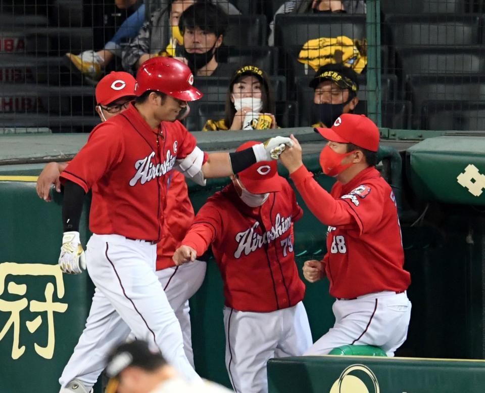 　２回、佐々岡監督はソロを放った鈴木誠を迎える（撮影・山口登）