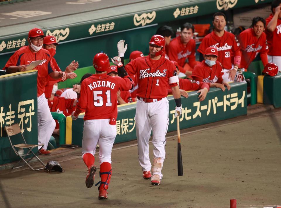 　８回、勝ち越しとなる本塁打を放った小園（５１）を笑顔で迎える鈴木誠（撮影・坂部計介）