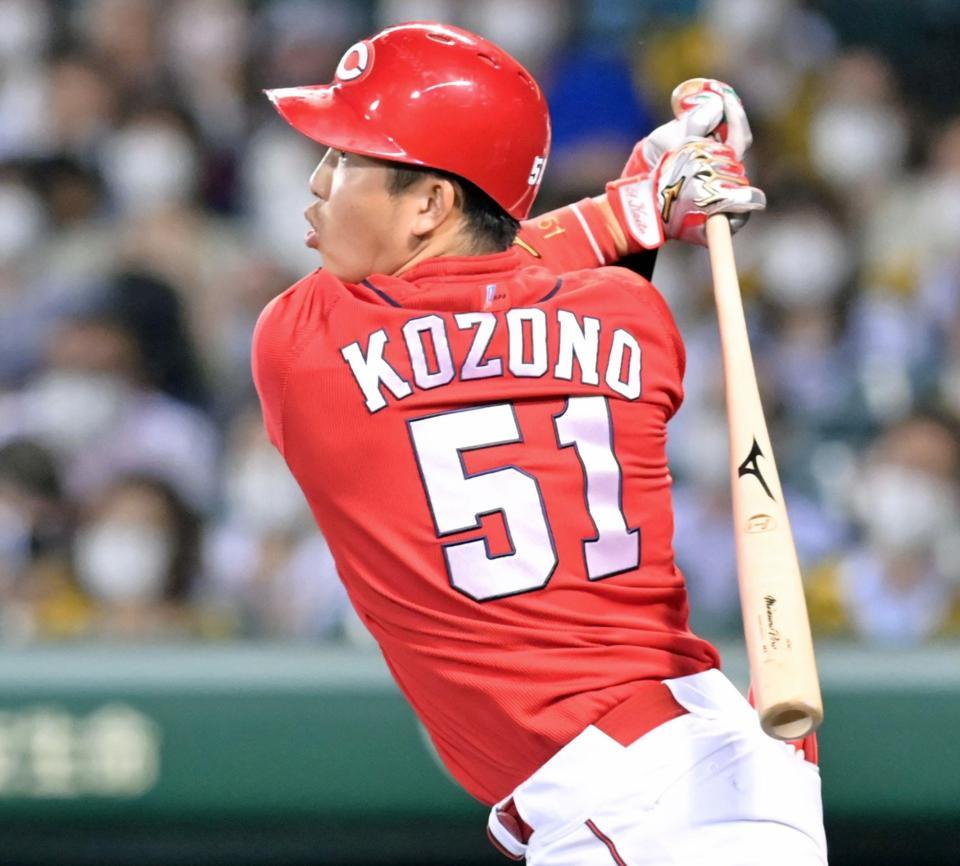 　８回、右中間スタンドへ勝ち越しソロを放つ小園（撮影・立川洋一郎）