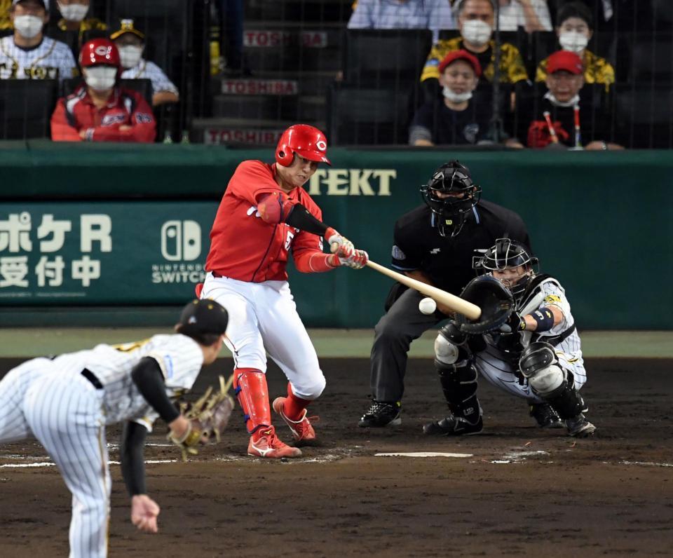 　８回、小園は右中間にソロを放つ（撮影・山口登）