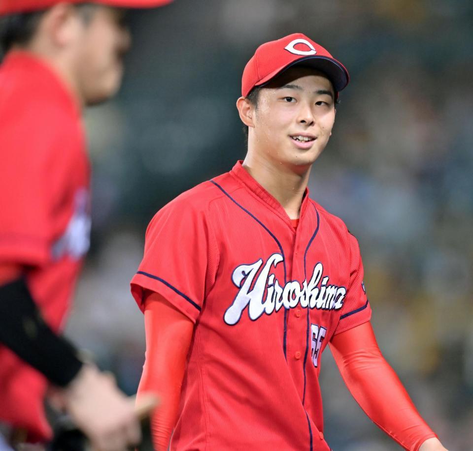 ６回、小園（左）に笑顔を見せてベンチへ引き揚げる玉村（撮影・立川洋一郎）