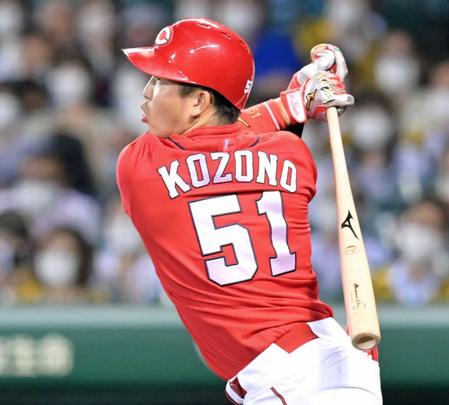 　８回、右中間スタンドへ勝ち越しソロを放つ小園（撮影・立川洋一郎）