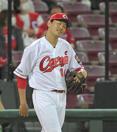 　６回、オスナに逆転打を打たれ首をひねる大瀬良（撮影・高部洋祐）