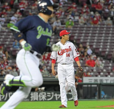 　１回、村上（左）を打ち取る大瀬良（撮影・高部洋祐）