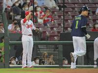 　６回、オスナに逆転打を打たれ、山田（右）の生還を許す大瀬良（撮影・高部洋祐）