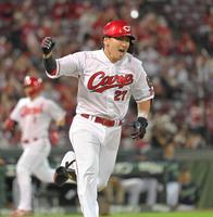 　７回、逆転の２点適時打を放ちガッツポーズを決める会沢（撮影・高部洋祐）