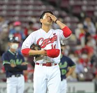 　６回、山田に右前打を打たれ汗をぬぐう大瀬良（撮影・高部洋祐）