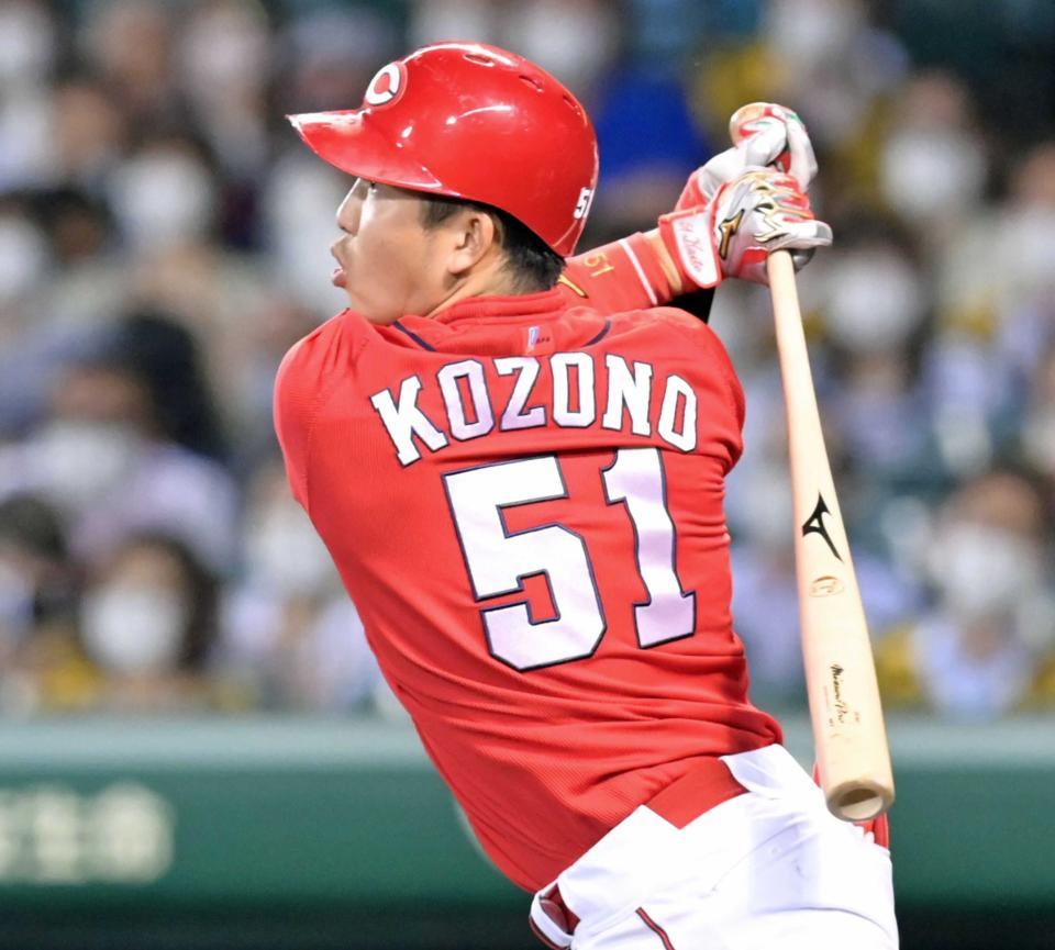 　８回、右中間スタンドへ勝ち越しソロを放つ小園（撮影・立川洋一郎）