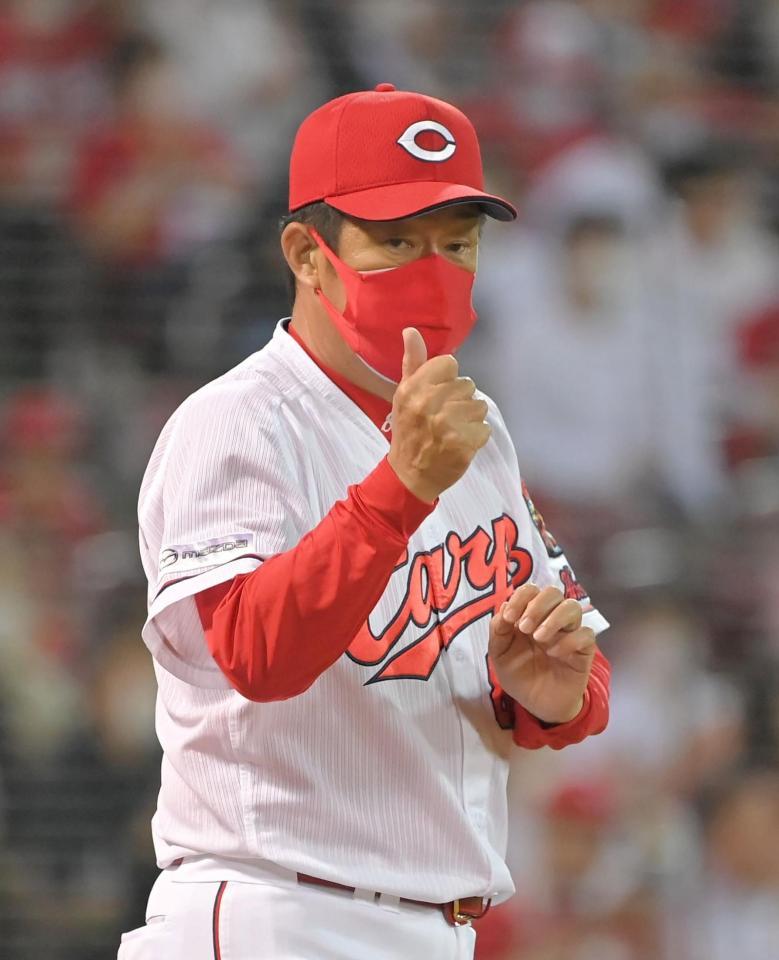 　一時は逆転した７回を終え、サムアップポーズを見せる佐々岡監督（撮影・高部洋祐）