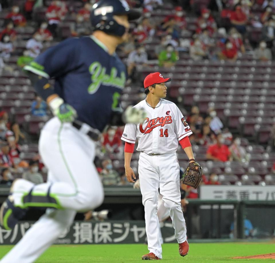 　１回、村上（左）を打ち取る大瀬良（撮影・高部洋祐）