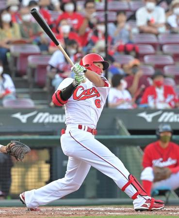 　８回、３ランを放つ西川（撮影・高部洋祐）