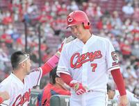 　８回、西川の３ランで生還し、菊池涼（左）の出迎えに笑顔を見せる堂林（撮影・高部洋祐）