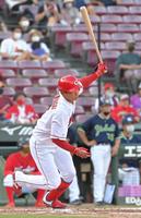 　８回、中前打を放つ堂林（撮影・高部洋祐）