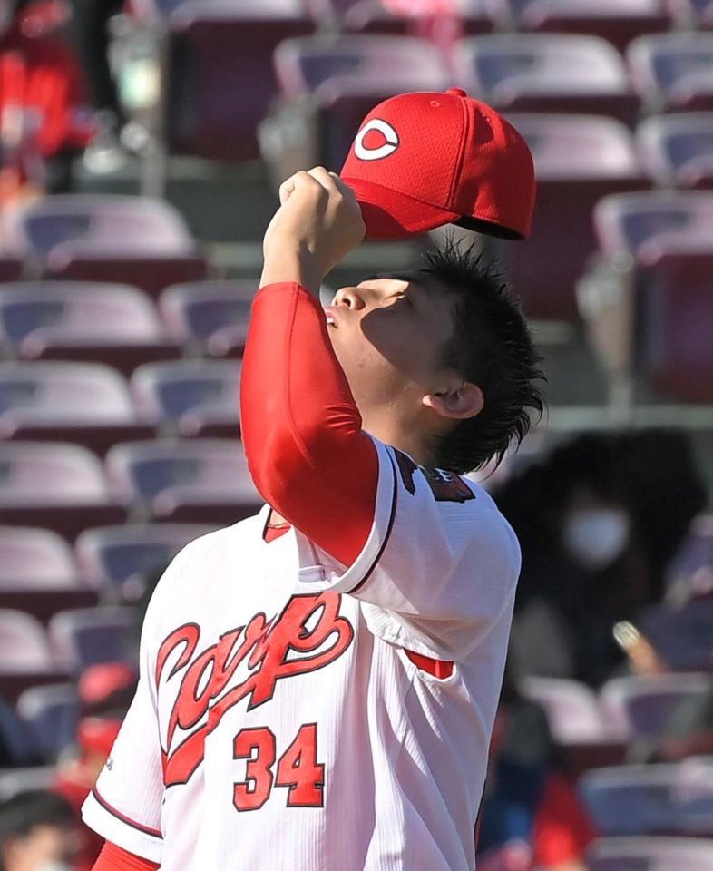 　４回、中村に先制の２点適時打を打たれ、天を仰ぐ高橋昂（撮影・高部洋祐）