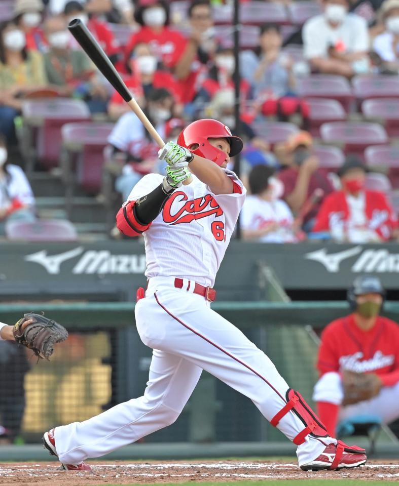 　８回、３ランを放つ西川（撮影・高部洋祐）