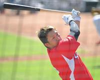 　試合前、打撃練習に励む広島・鈴木誠＝マツダスタジアム（撮影・高部洋祐）