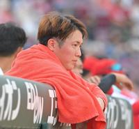 　７回、ベンチからグラウンドを見つめる森下（撮影・高部洋祐）