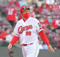 　８回終了後、選手交代を告げベンチに戻る佐々岡監督（撮影・高部洋祐）