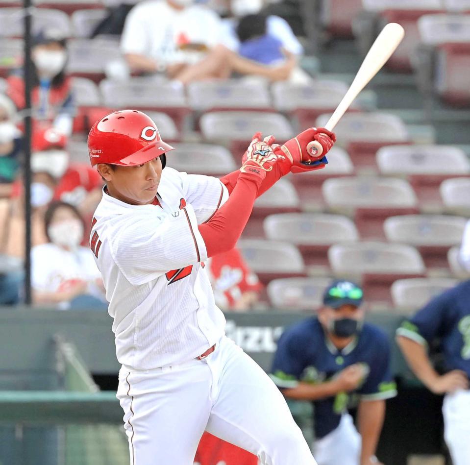 ８回、中前打を放つ堂林（撮影・高部洋祐）