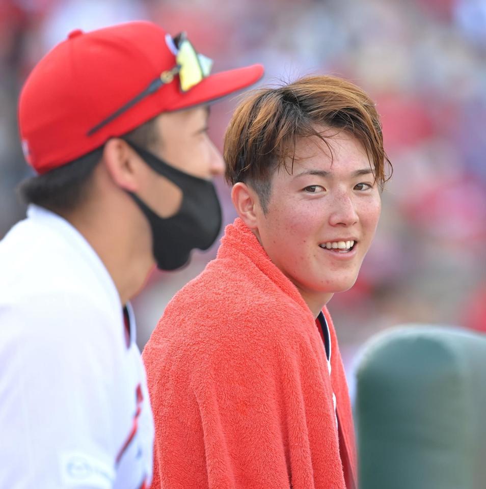 　６回、ベンチで笑顔を見せる森下。左は鈴木誠（撮影・高部洋祐）