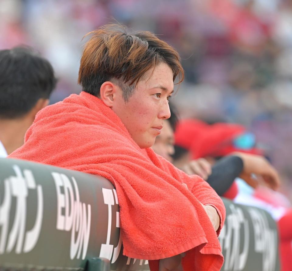 　７回、ベンチからグラウンドを見つめる森下（撮影・高部洋祐）