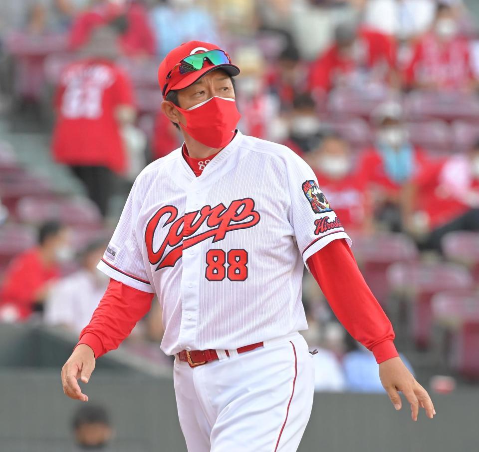 　８回終了後、選手交代を告げベンチに戻る佐々岡監督（撮影・高部洋祐）