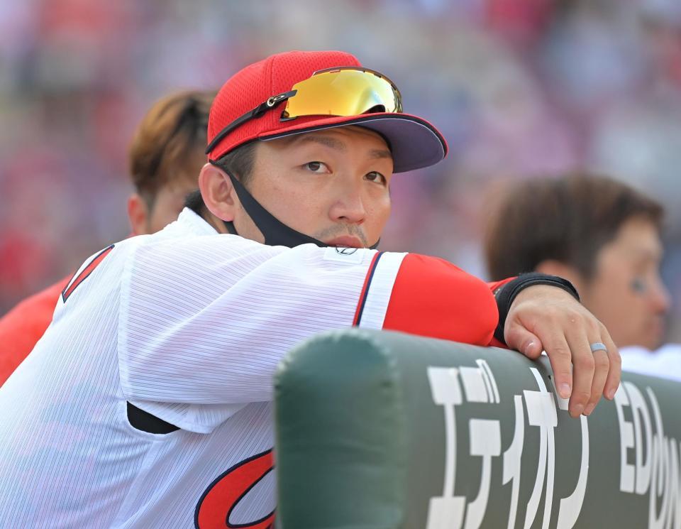 　６回、ベンチから戦況を見守る鈴木誠（撮影・高部洋祐）