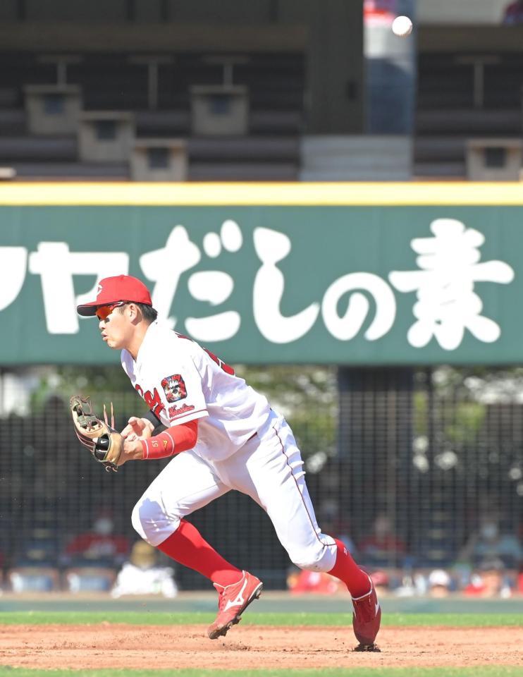 　５回、山崎の打球を後逸する小園（撮影・高部洋祐）