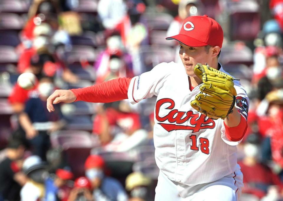 　４回、元山の打球に反応する森下