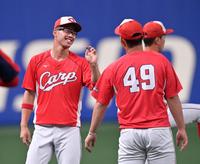 　１軍に合流し、正随（右）と談笑する宇草（撮影・立川洋一郎）